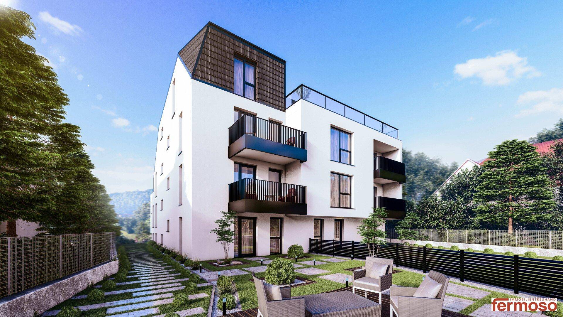 Moderne Wohnanlage mit gepflegtem Gartenbereich, Sitzgelegenheiten und Balkonen, umgeben von Grünflächen.