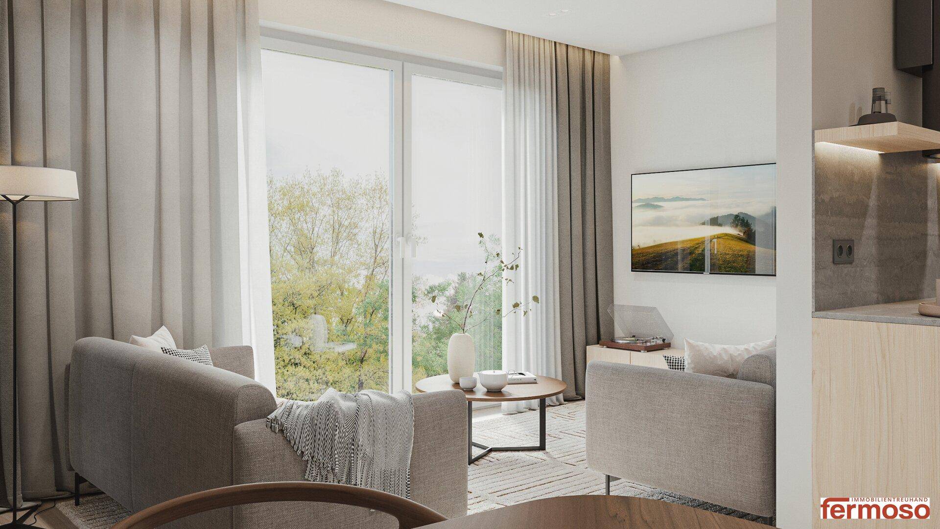 Helles Wohnzimmer mit bequemen Sofas, Fernseher und weitem Blick in die grüne Landschaft.