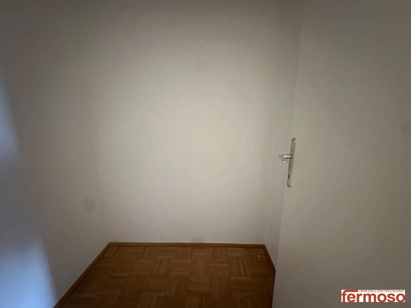 Kleiner, fensterloser Raum mit Parkettboden, geeignet als Abstellkammer oder begehbarer Kleiderschrank.