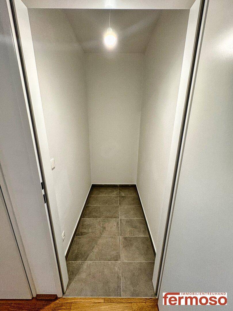 Praktischer Abstellraum mit Fliesenboden, ideal für zusätzlichen Stauraum.