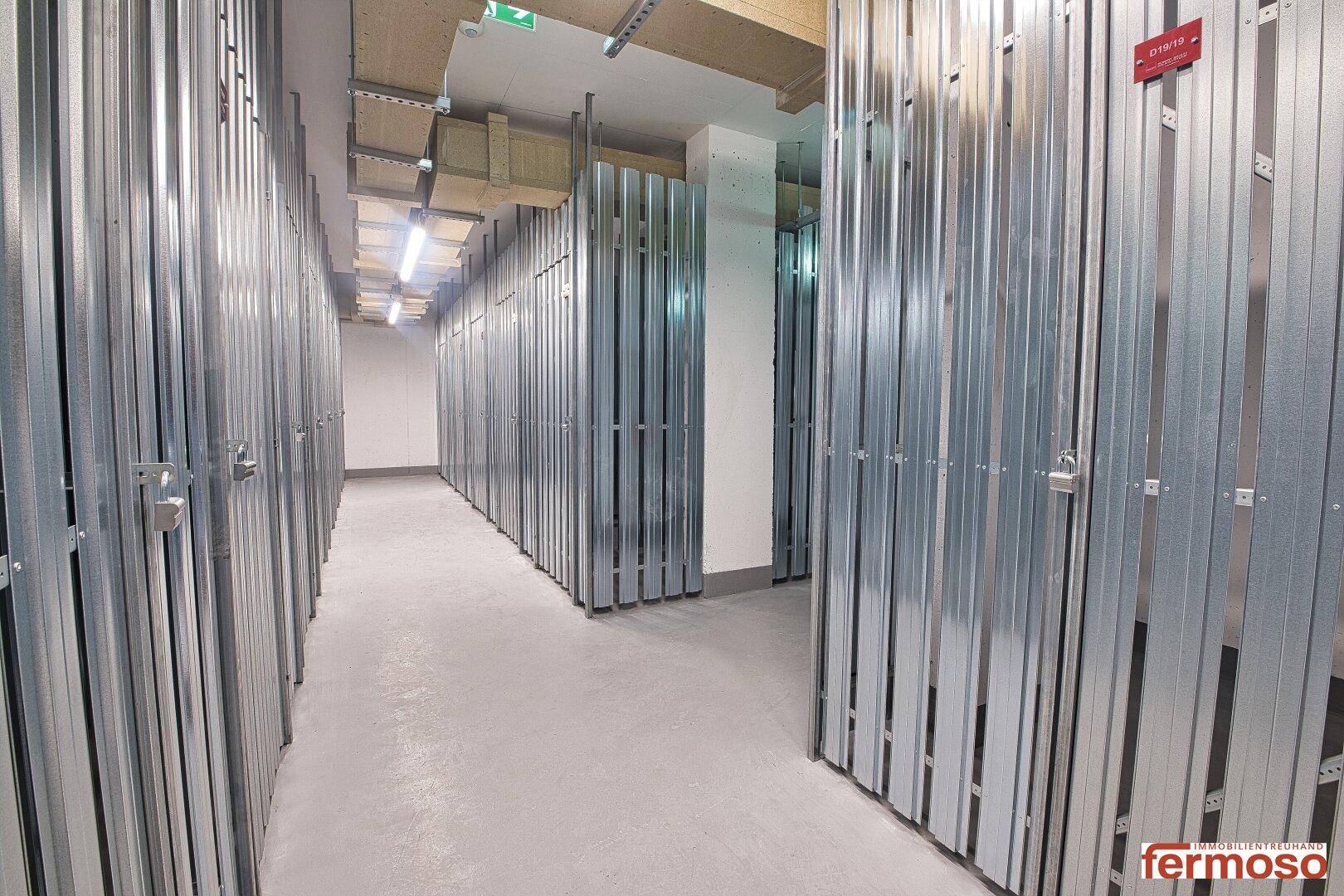 Zahlreiche individuelle Lagerabteile in einem Gemeinschaftsraum, ideal für zusätzlichen Stauraum.
