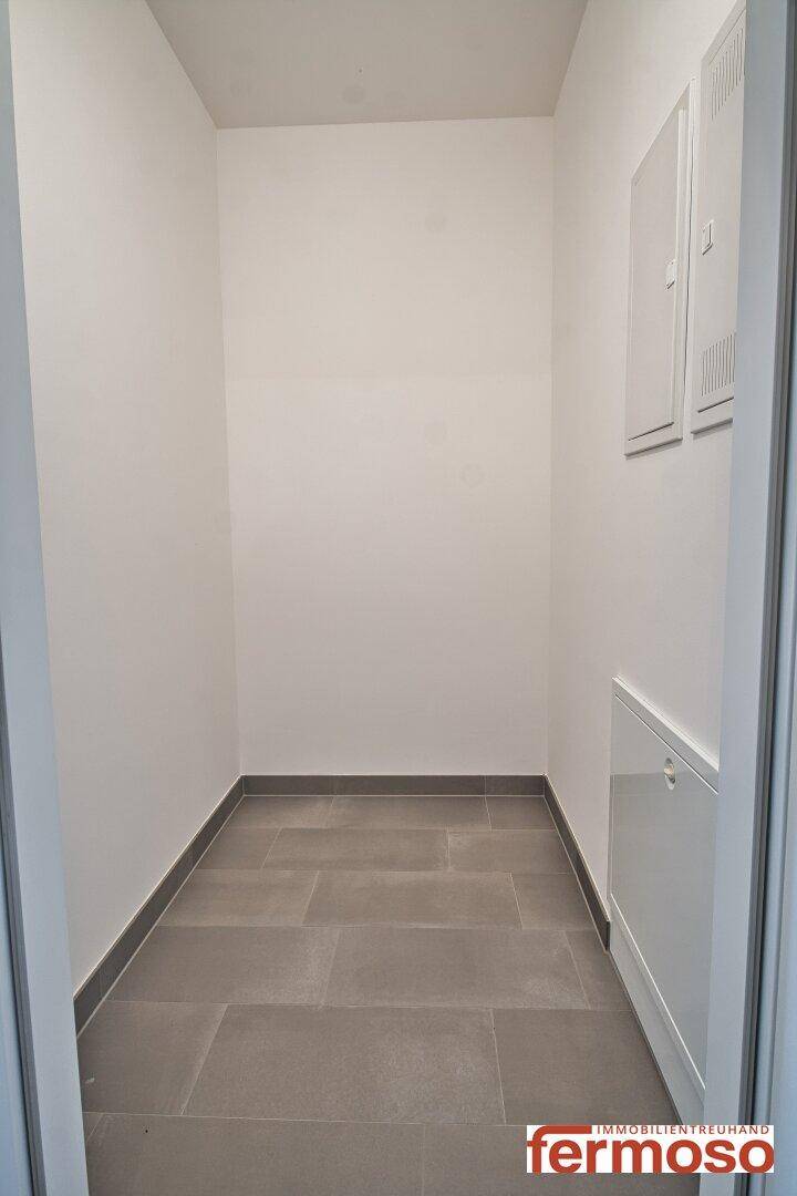 Praktischer Abstellraum mit Fliesenboden und weißen Wänden, ideal für zusätzlichen Stauraum.