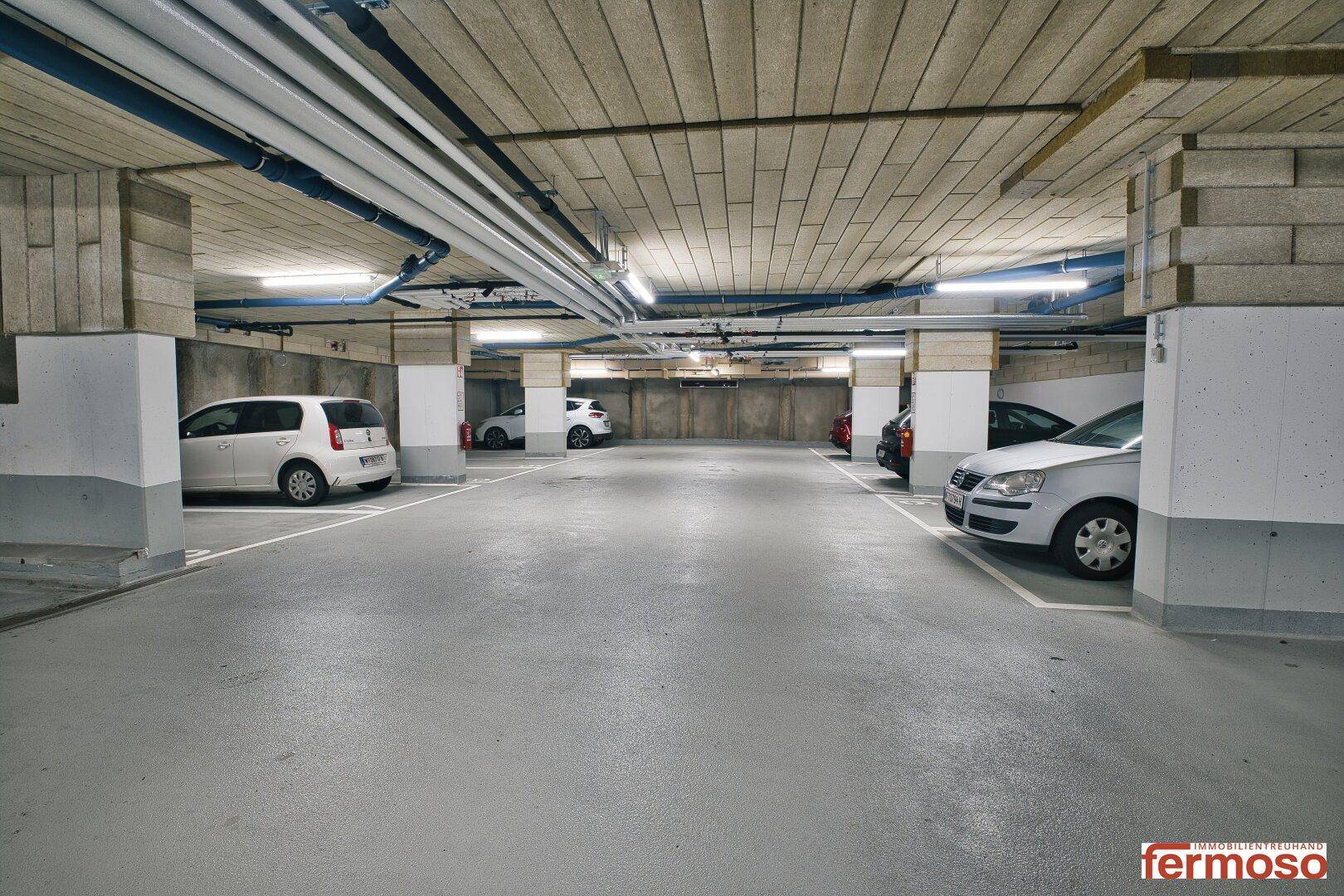 Tiefgarage mit mehreren Stellplätzen und guter Beleuchtung.