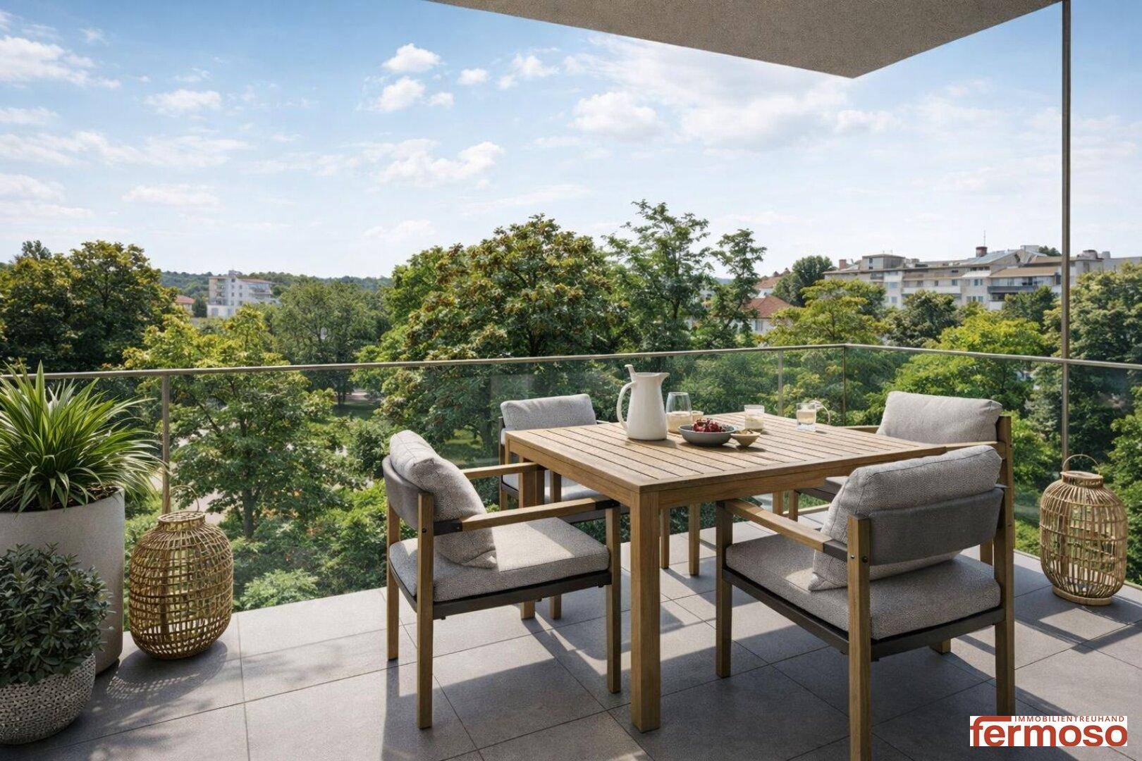 Möblierte Terrasse mit Esstisch und Stühlen, umgeben von üppigem Grün und Bäumen.