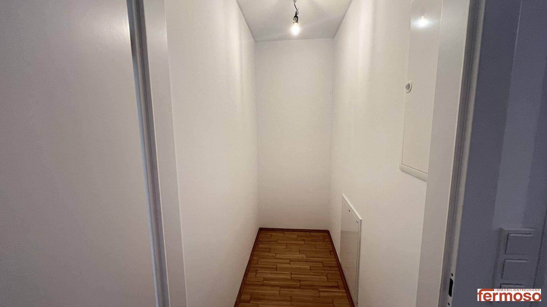 Kleiner Abstellraum mit Holzboden, ideal für zusätzlichen Stauraum im Haushalt.