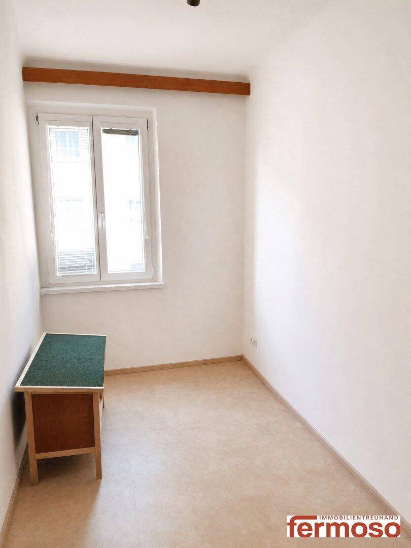Leeres, helles Zimmer mit Fenster und einfacher Ausstattung, vielseitig nutzbar.