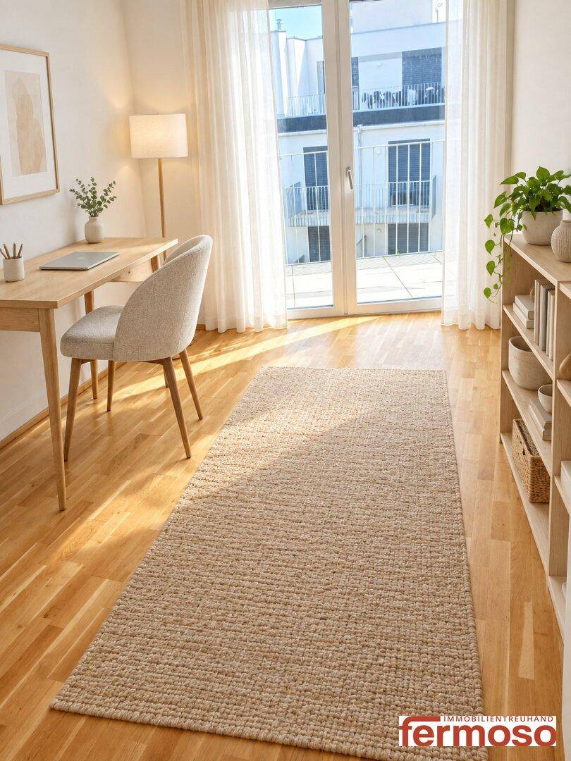 Helles Arbeitszimmer mit Schreibtisch, Bücherregal und Zugang zum Balkon, ideal für Home-Office.