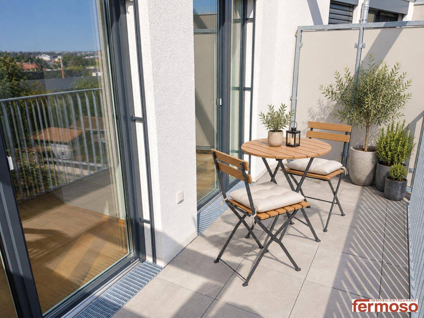 Gemütlicher Balkon mit Sitzgelegenheiten und Pflanzen, ideal für entspannte Stunden im Freien.