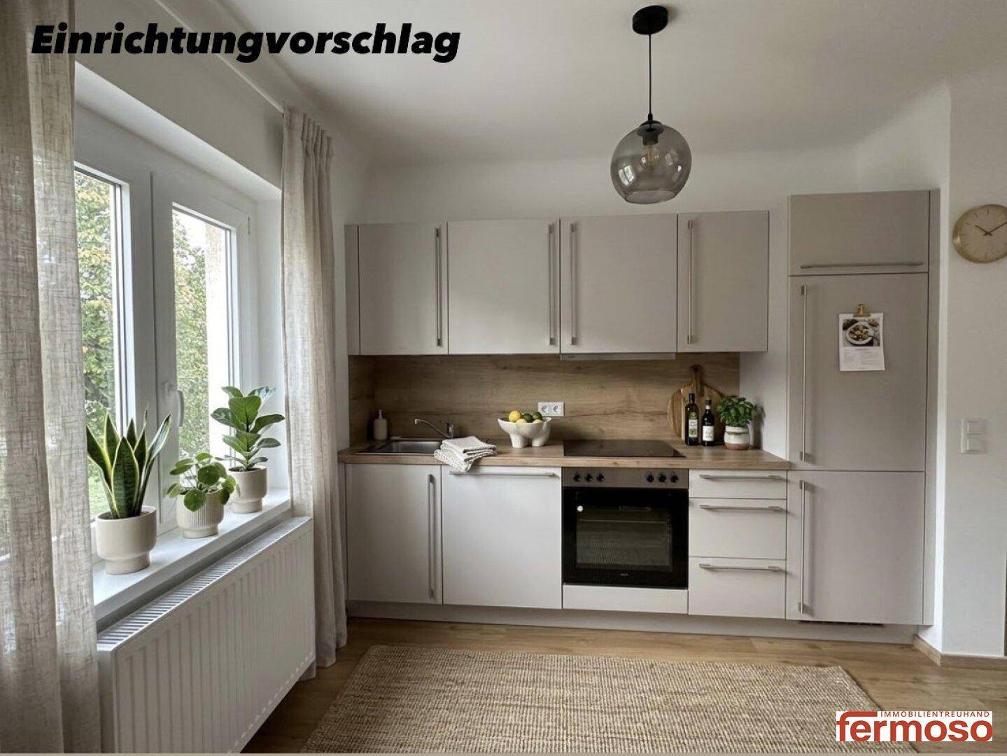 Einrichtungsvorschlag für eine helle Küche mit Holzakzenten und Blick ins Grüne.
