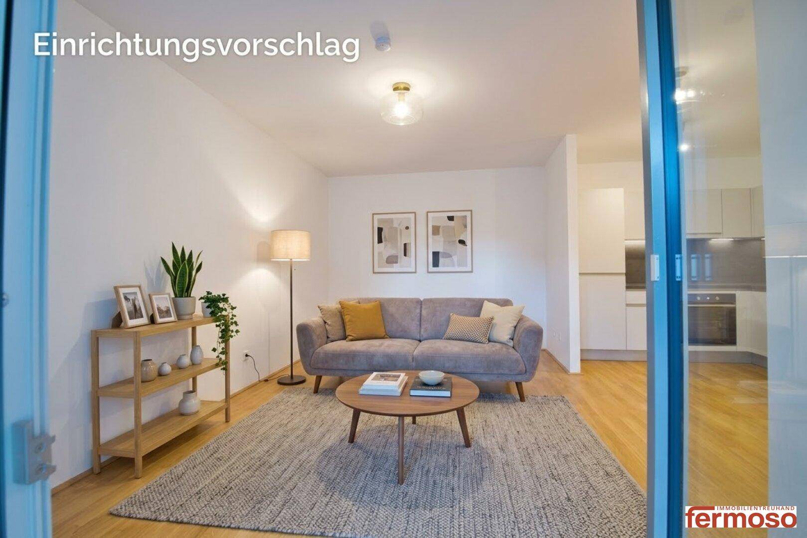 Virtuell möblierter Wohnbereich mit Sofa, Regal und Blick zur Küche.