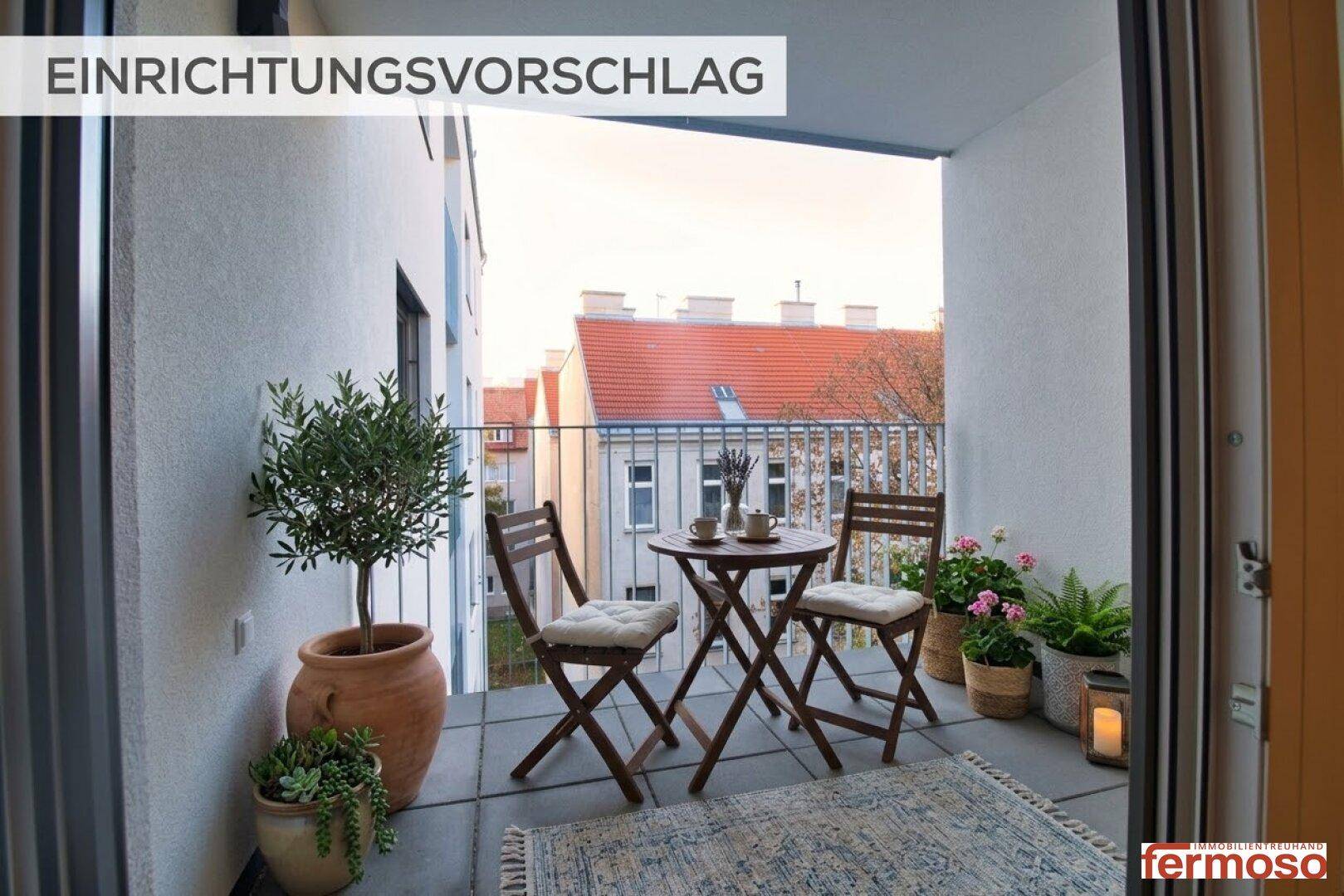 Virtuell eingerichteter Balkon mit kleinem Tisch, Stühlen und Pflanzen.