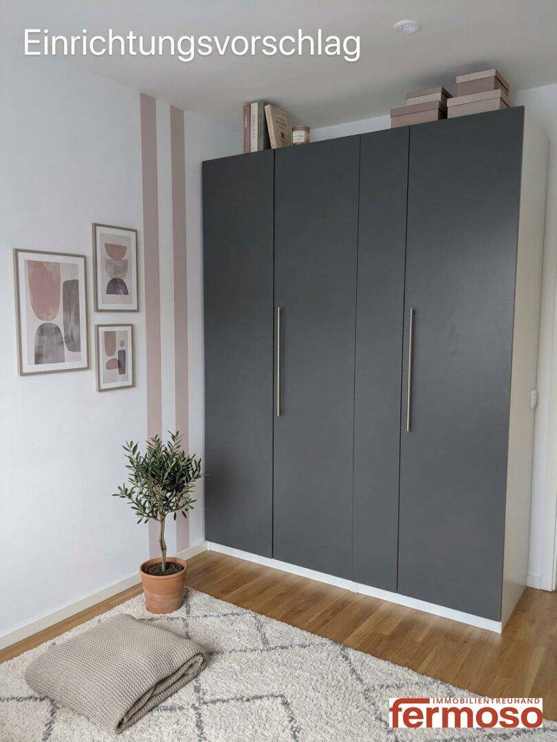 Schlafzimmer mit integriertem Kleiderschrank und Dekoration als Einrichtungsvorschlag.