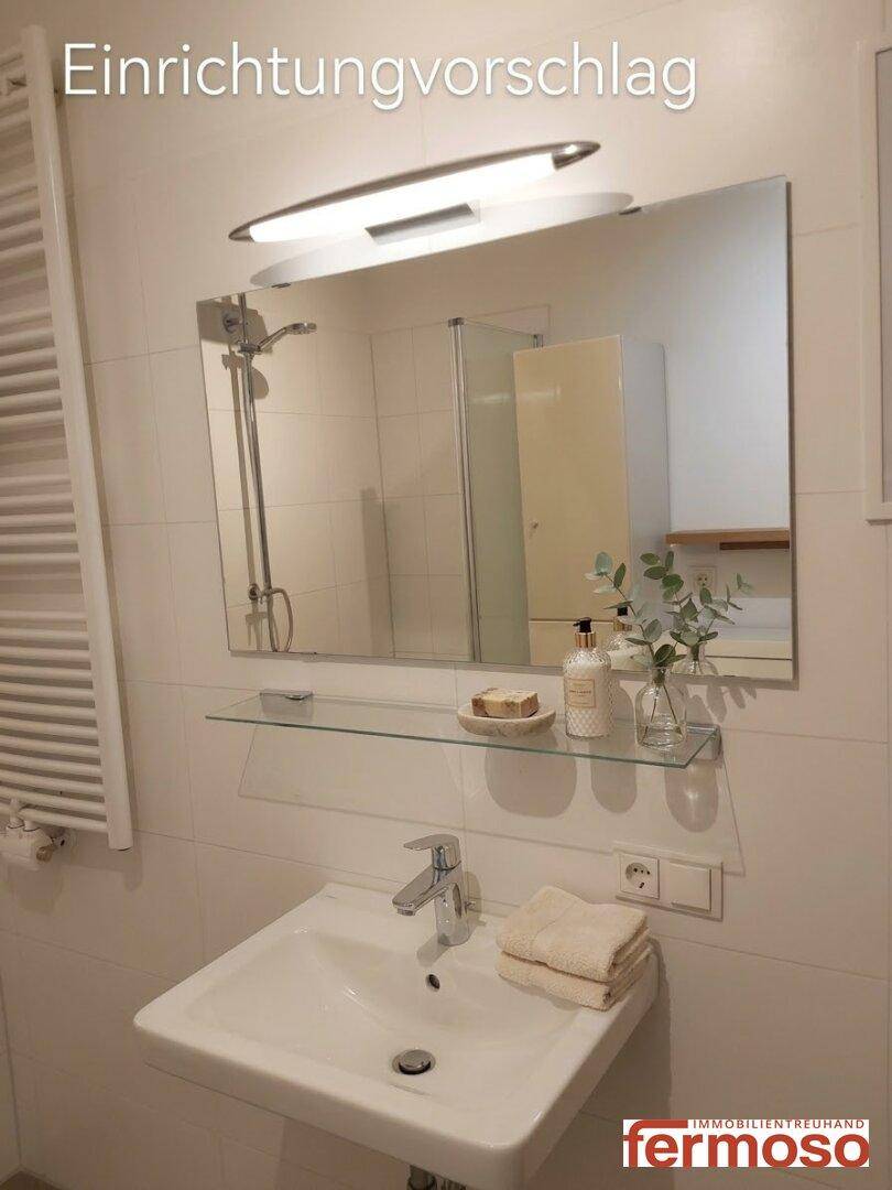 Dekoriertes Badezimmer mit Waschbecken, Spiegel und weiß gefliesten Wänden als Einrichtungsvorschlag.