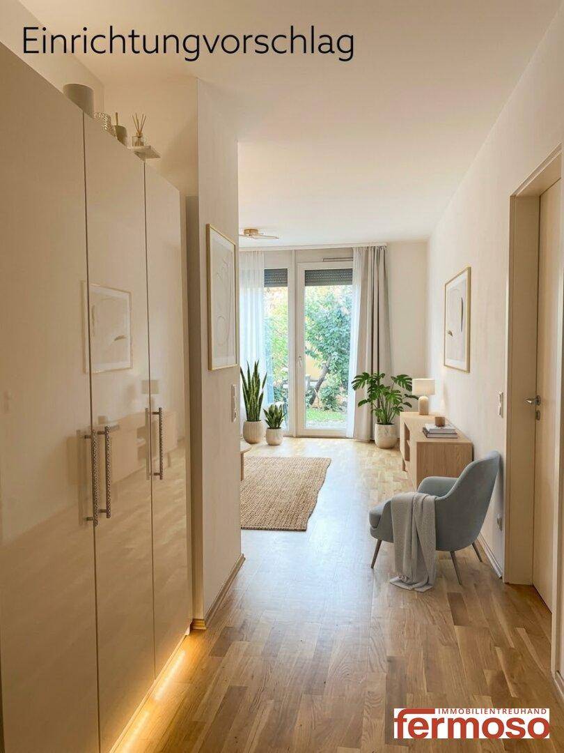 Freundlicher Flur mit Holzboden, Dekoration und Zugang zu einem hellen Raum als Einrichtungsvorschlag.
