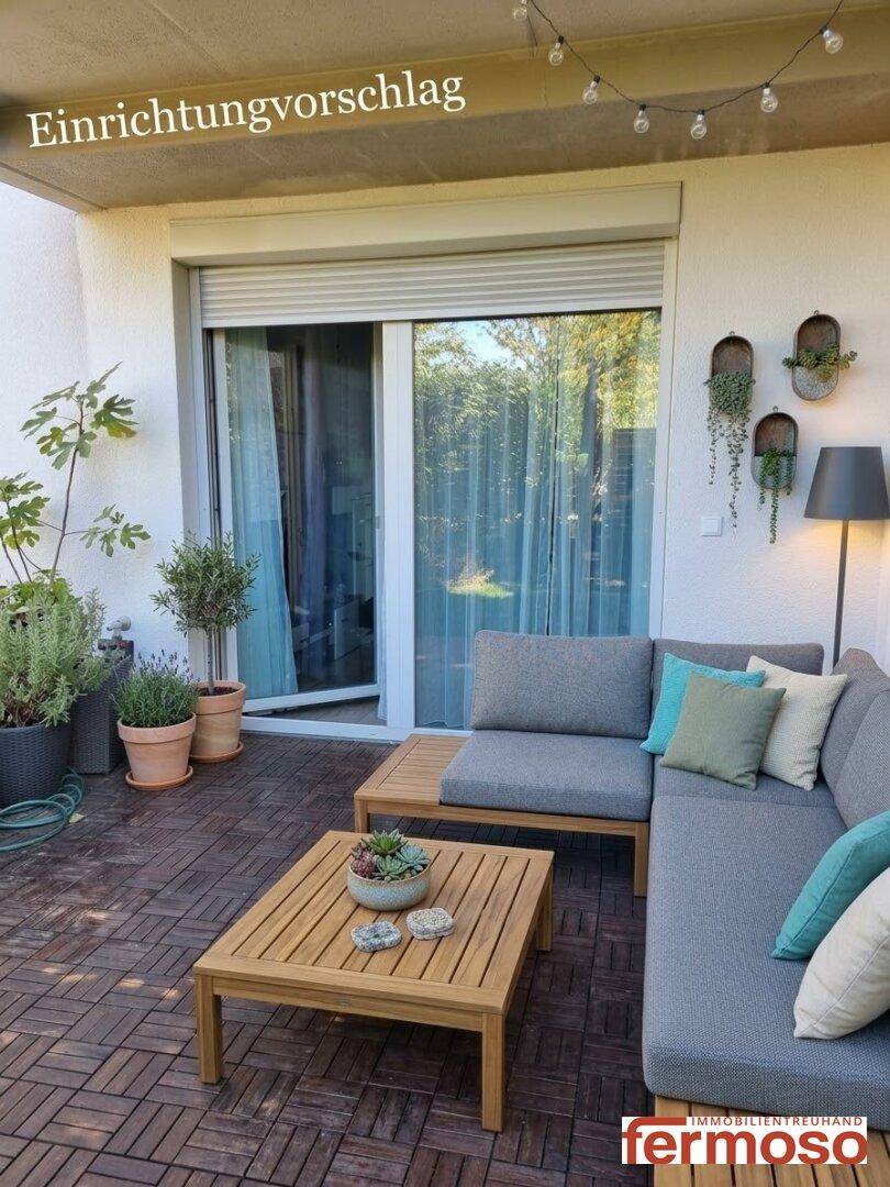 Gemütliche Terrasse mit modernen Outdoor-Möbeln, Pflanzen und Lichterkette für entspannte Abende.