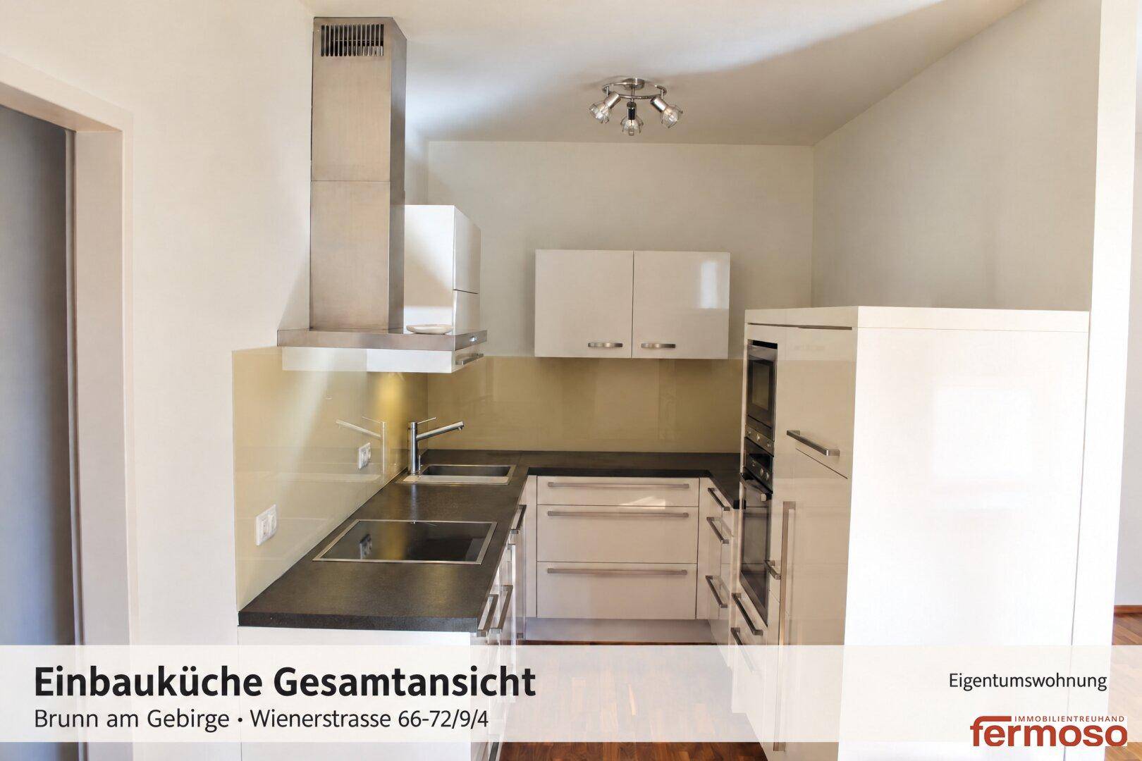 Moderne Einbauküche mit hellen Schränken, Dunstabzugshaube und integriertem Backofen.