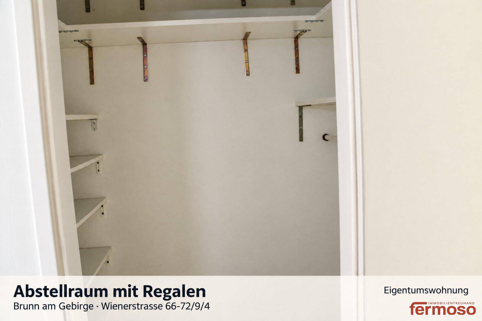 Praktischer Abstellraum mit Regalen für zusätzlichen Stauraum und Organisation.