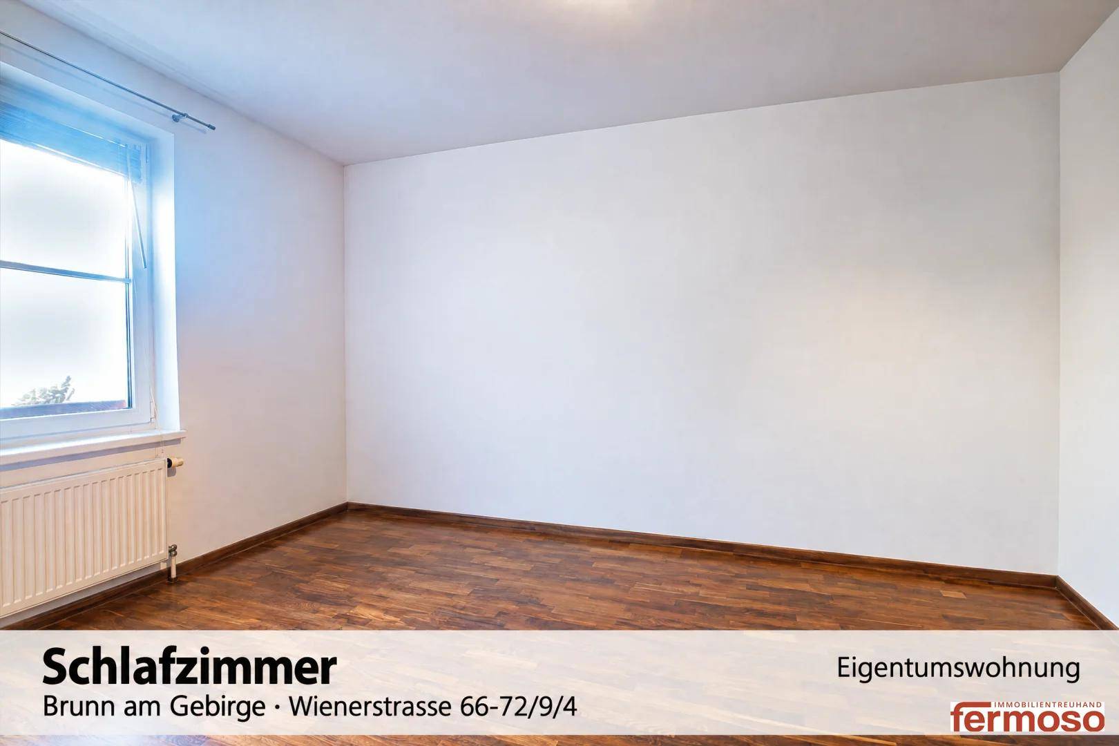 Leeres Schlafzimmer mit Parkettboden und weiß gestrichenen Wänden, bereit zur individuellen Einrichtung.