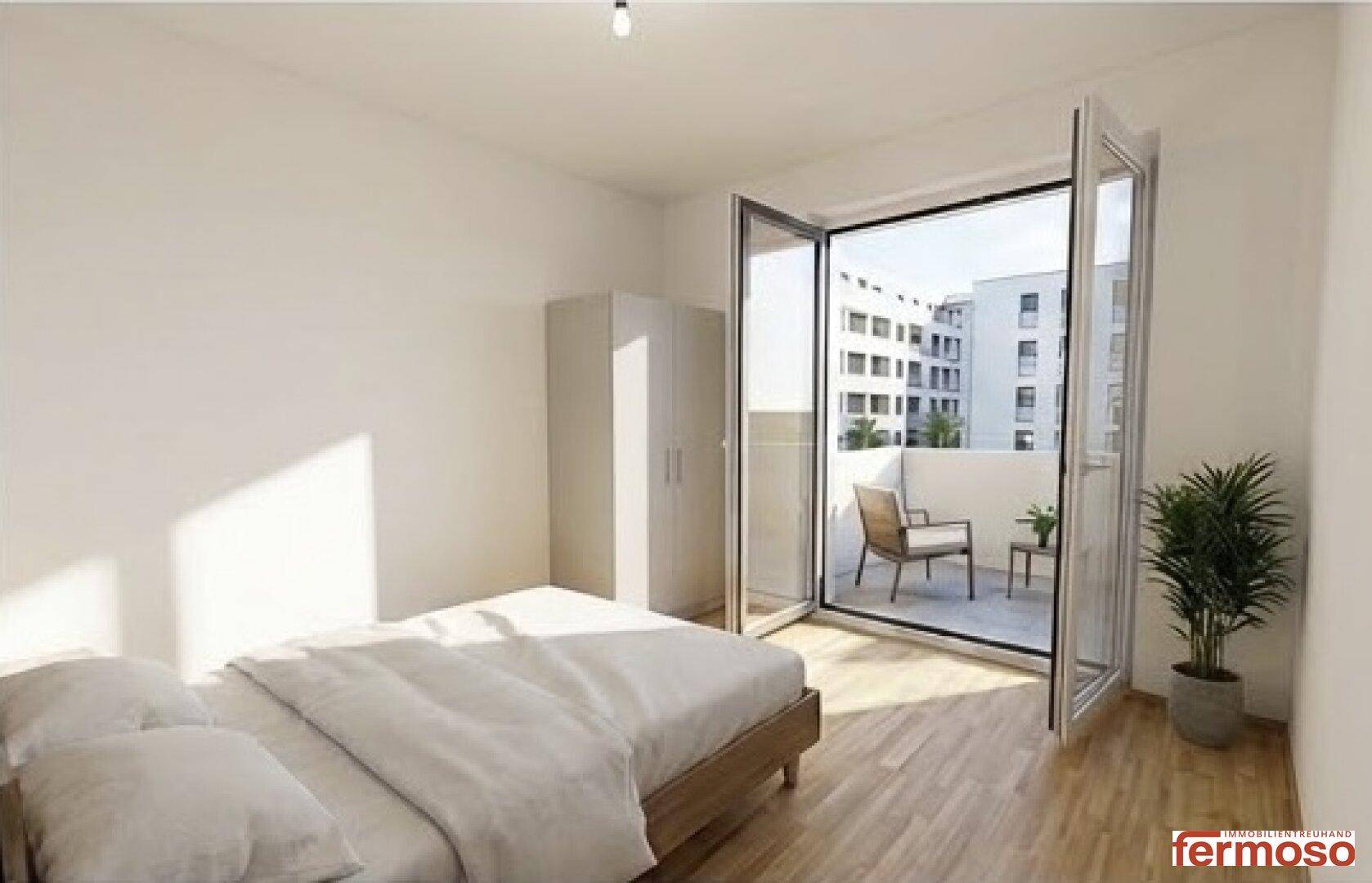 Schlafzimmer mit Zugang zu einem Balkon und hellem Parkettboden.