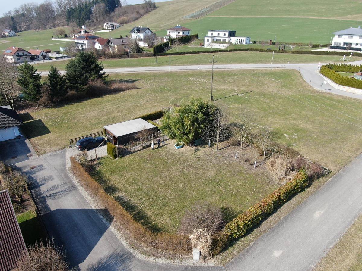 Panoramische Luftaufnahme des Anwesens, eingebettet in die grüne Landschaft mit umliegenden Häusern.