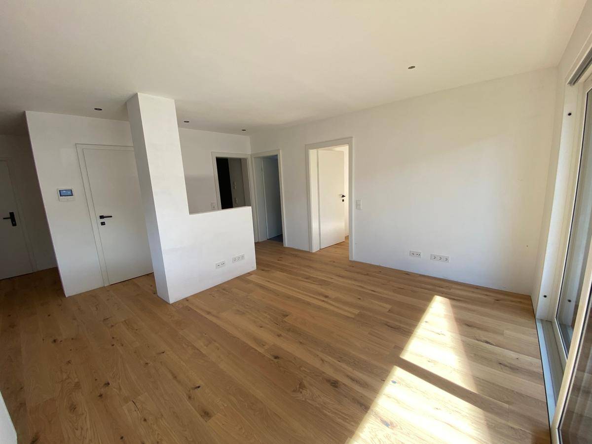 Heller Flurbereich mit Holzboden und weißen Türen, bereit für die individuelle Gestaltung.