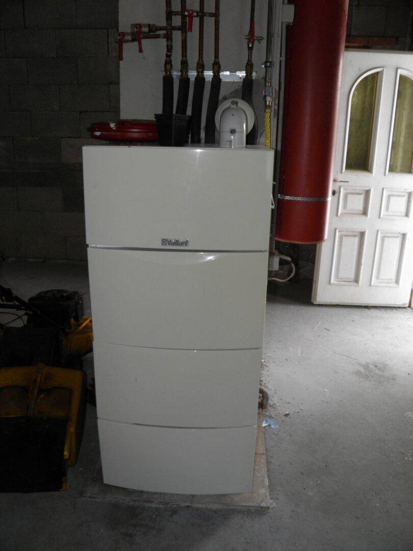 Moderne Vaillant Heizungsanlage in einem Technikraum, sorgt für effiziente Wärmeversorgung des Hauses.
