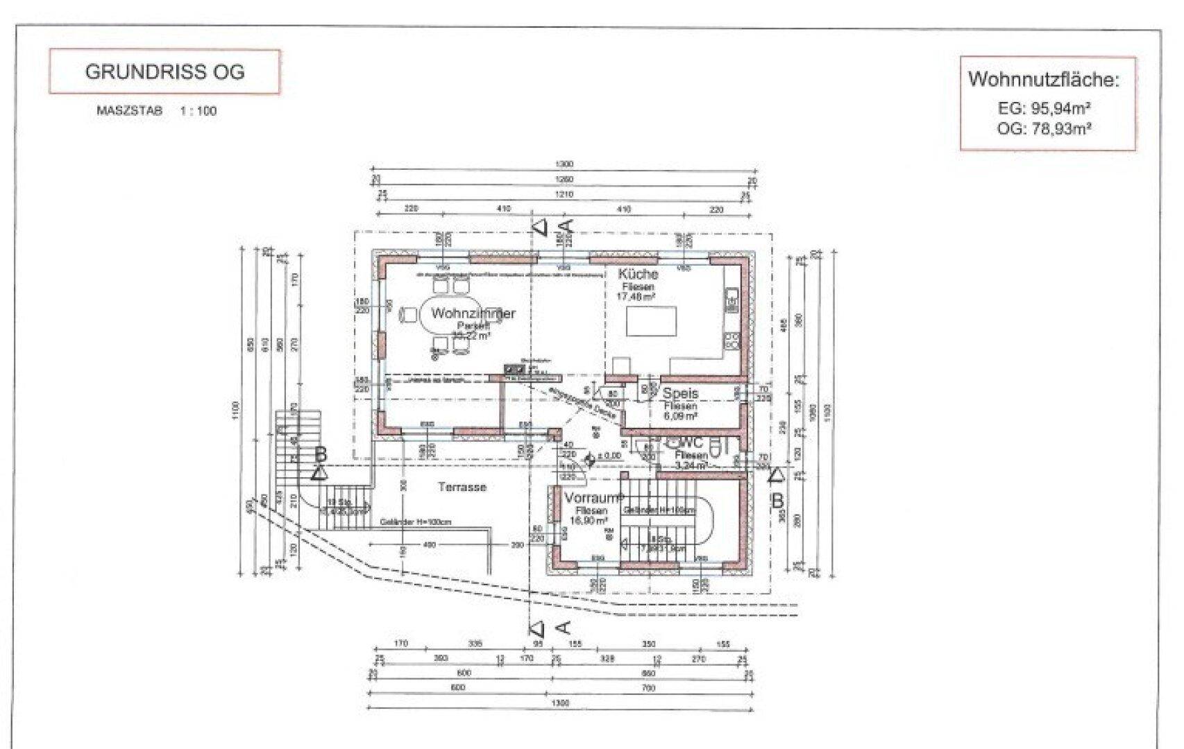 Grundriss des Obergeschosses mit Wohnzimmer, Küche und Essbereich sowie Terrasse.
