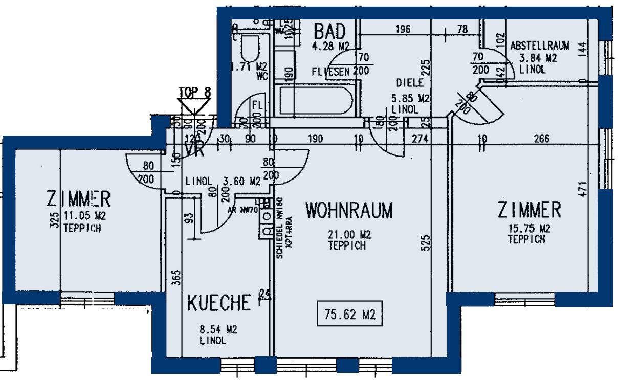 Grundriss einer Wohnung mit drei Zimmern, separater Küche, Bad und Balkon.