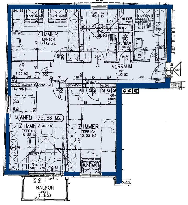 Grundriss einer Wohnung mit drei Zimmern, Küche, Bad und einem Balkon.