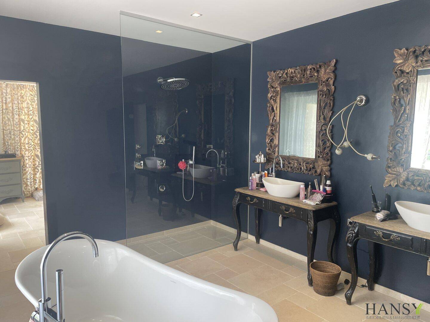 Luxuriöses Badezimmer mit freistehender Badewanne, begehbarer Dusche und Doppelwaschbecken.
