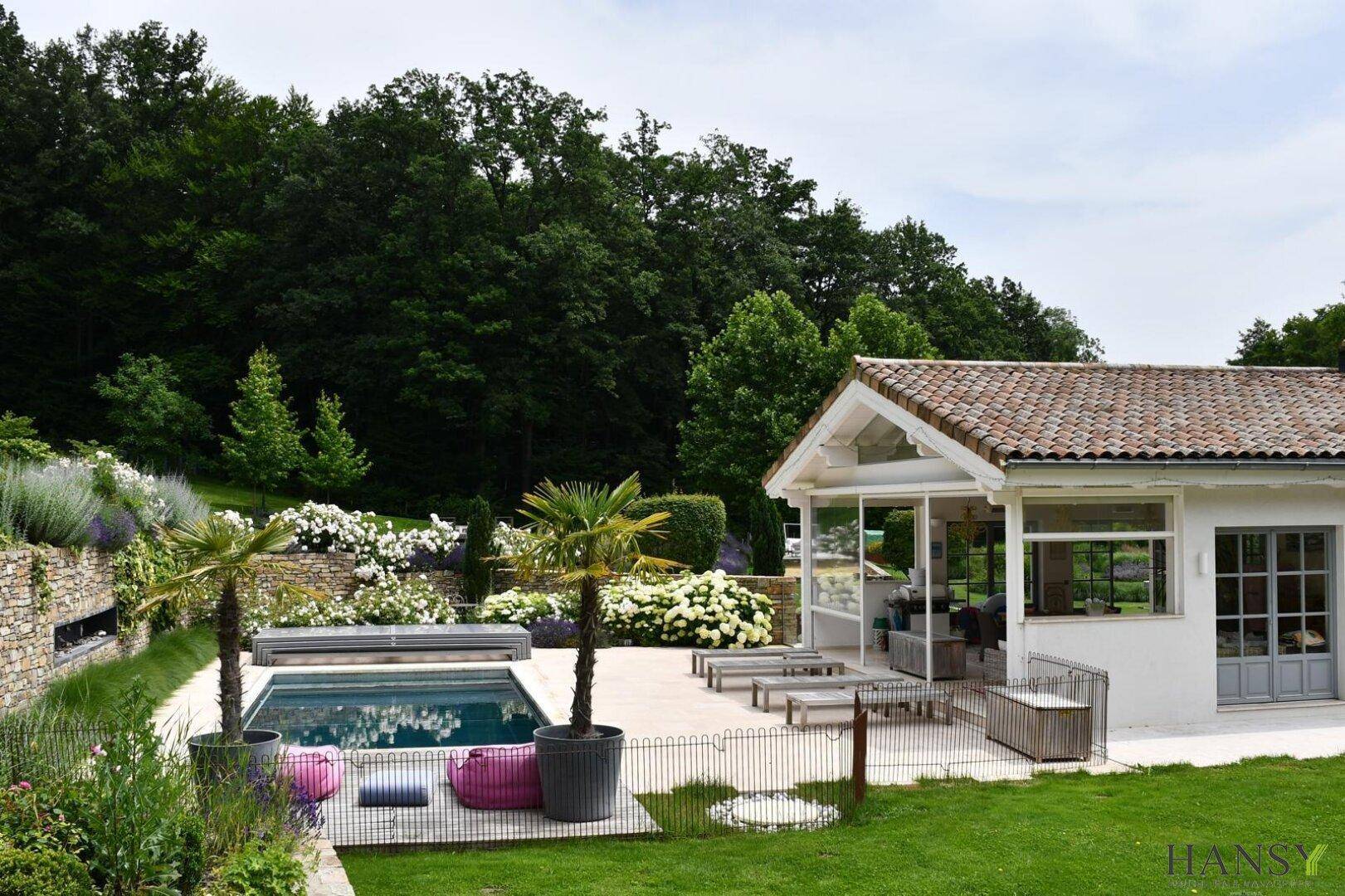 Charmantes Anwesen mit Pool, Sonnenterrasse und üppigem Garten in ländlicher Umgebung.
