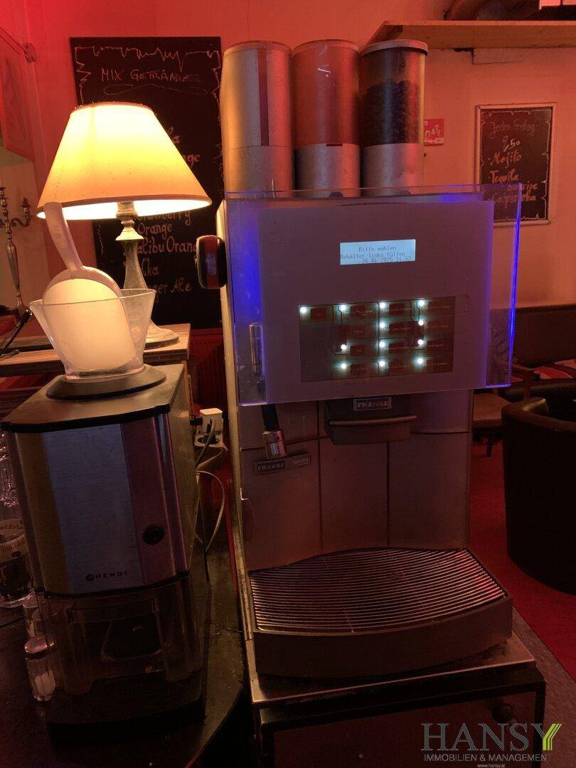 Professionelle Kaffeemaschine und eine Tischlampe auf einer Theke in der Bar.