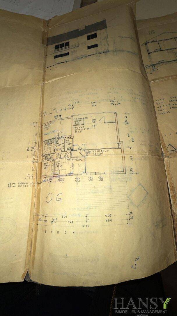Alter, gefalteter Grundriss eines Obergeschosses mit Zimmern und Terrasse.