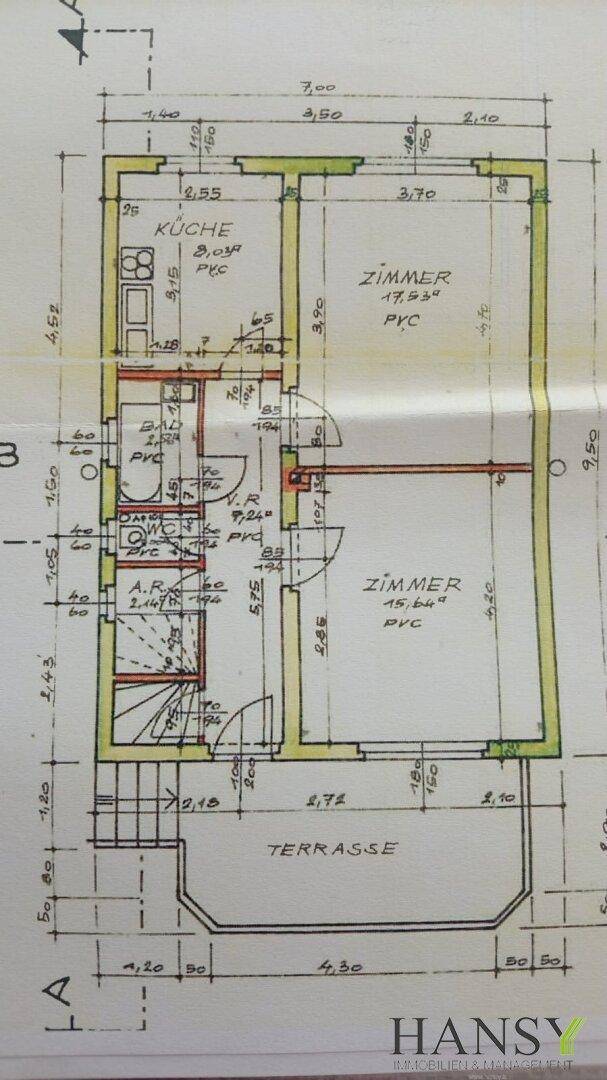 Grundriss des Erdgeschosses mit Küche, zwei Zimmern und Terrasse.