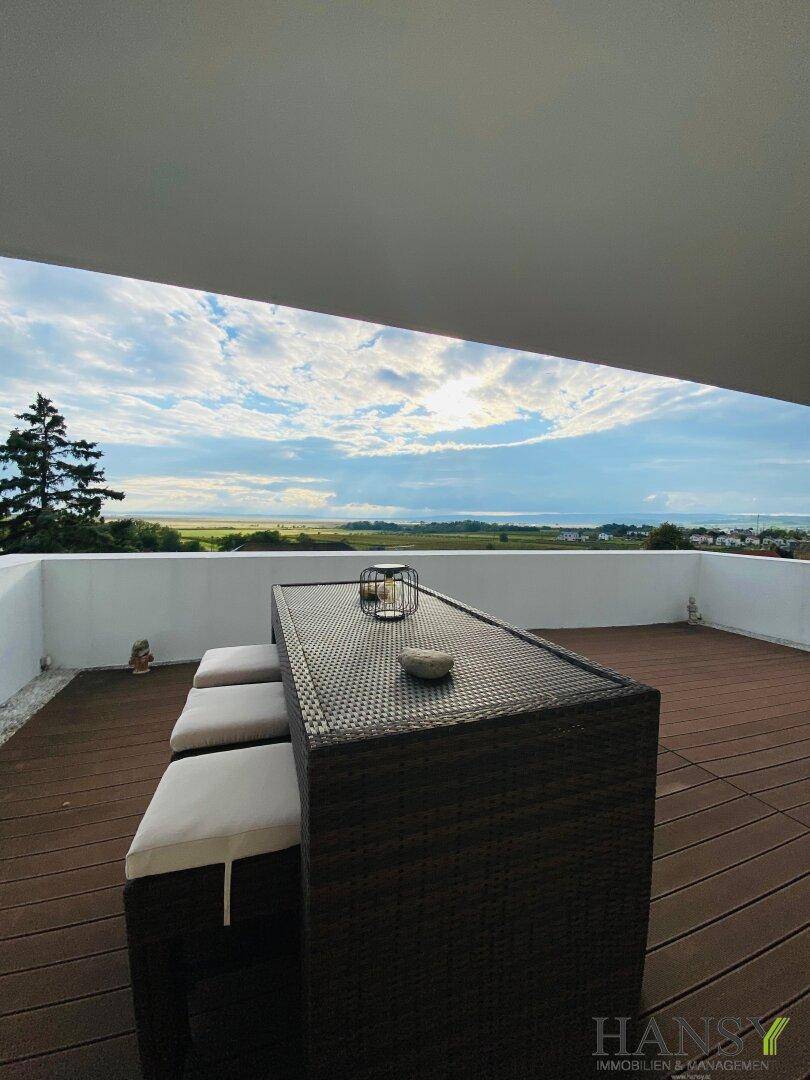 WEITBLICK - Über den Dächern von Neusiedl am See eröffnet sich eine Aussicht, die jeden Tag aufs Neue begeistert. - Więcej