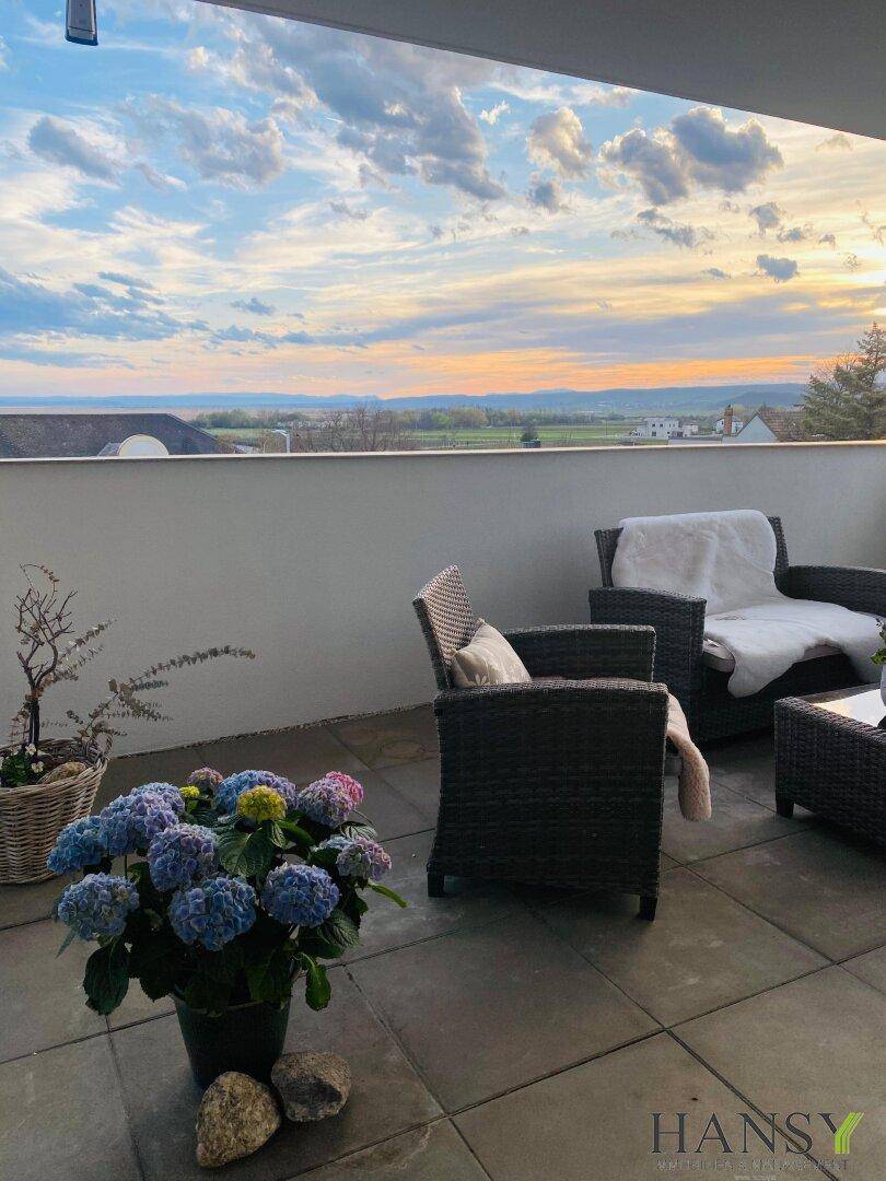 WEITBLICK - Über den Dächern von Neusiedl am See eröffnet sich eine Aussicht, die jeden Tag aufs Neue begeistert. - Widok 5