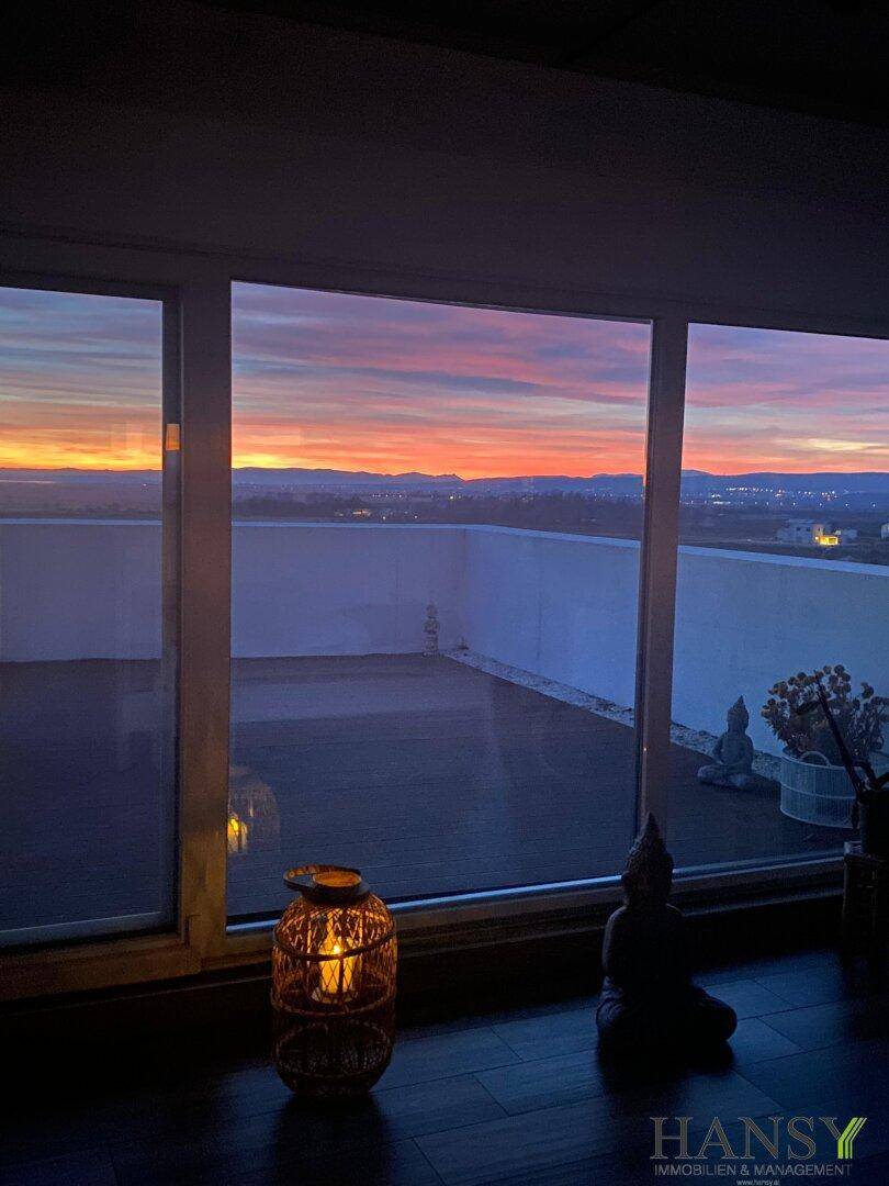 WEITBLICK - Über den Dächern von Neusiedl am See eröffnet sich eine Aussicht, die jeden Tag aufs Neue begeistert. - Widok 4
