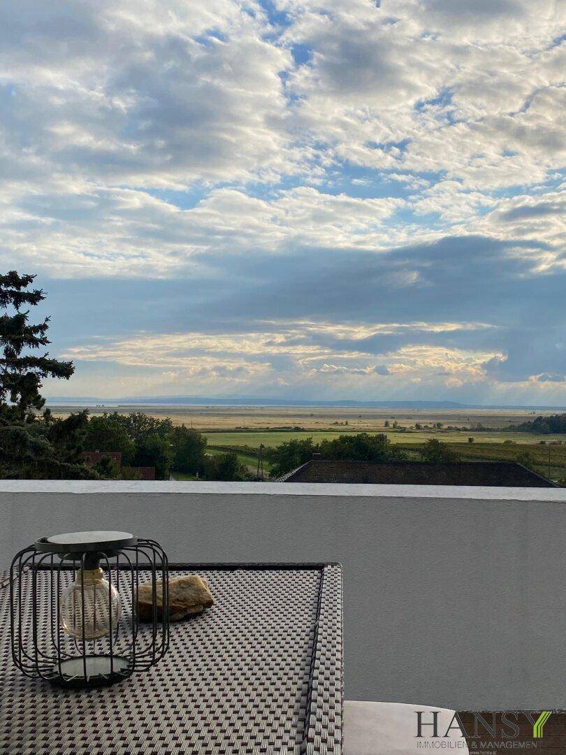 WEITBLICK - Über den Dächern von Neusiedl am See eröffnet sich eine Aussicht, die jeden Tag aufs Neue begeistert. - Widok 3