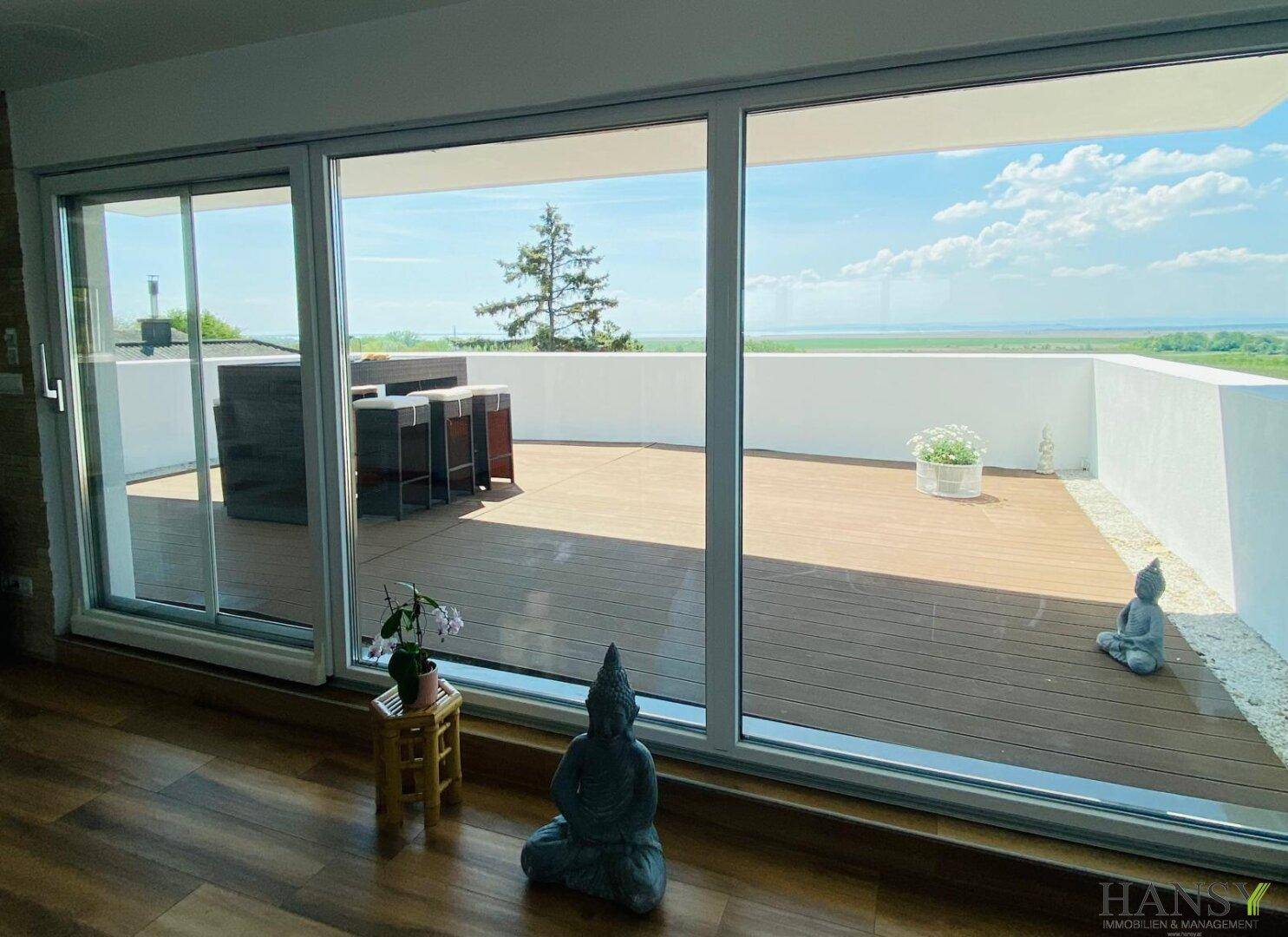 WEITBLICK - Über den Dächern von Neusiedl am See eröffnet sich eine Aussicht, die jeden Tag aufs Neue begeistert. - Widok 2
