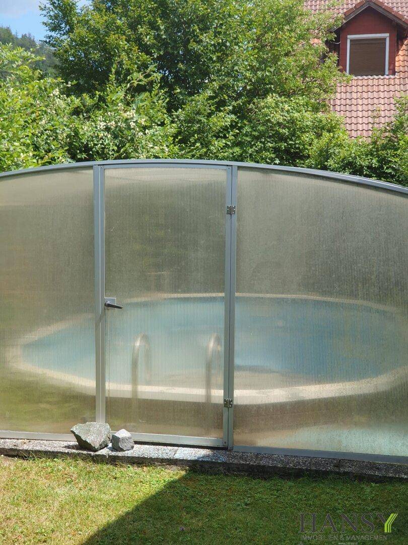 Kleiner, überdachter Swimmingpool im Garten, ideal für Entspannung und Abkühlung im Freien.