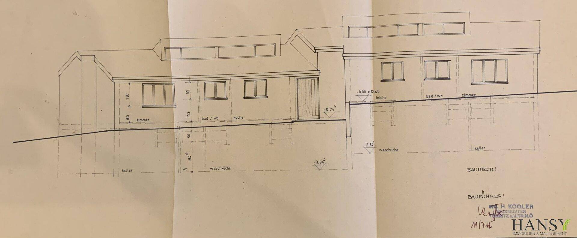 Architektonische Zeichnung der Gebäudeansicht mit verschiedenen Dachformen.