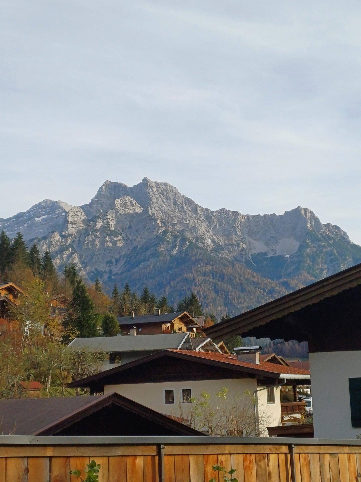 Malerischer Bergblick über die Dächer der umliegenden Häuser an einem sonnigen Tag.