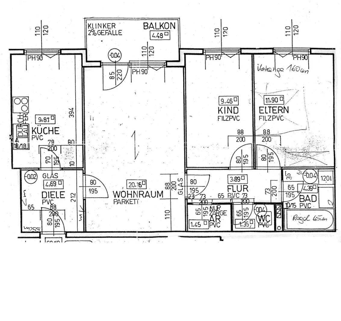 Grundriss einer Wohnung mit Wohnraum, Küche, Schlafzimmern, Bad und Balkon.