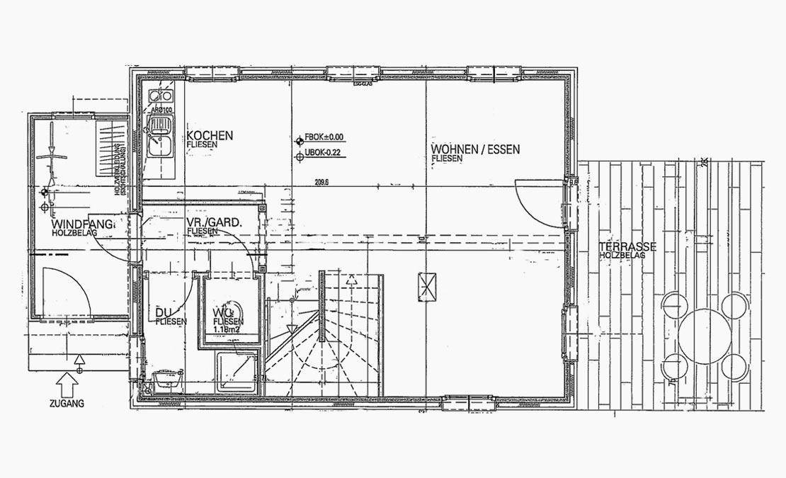 Grundriss des Erdgeschosses mit Küche, Wohn-/Essbereich und Terrasse.