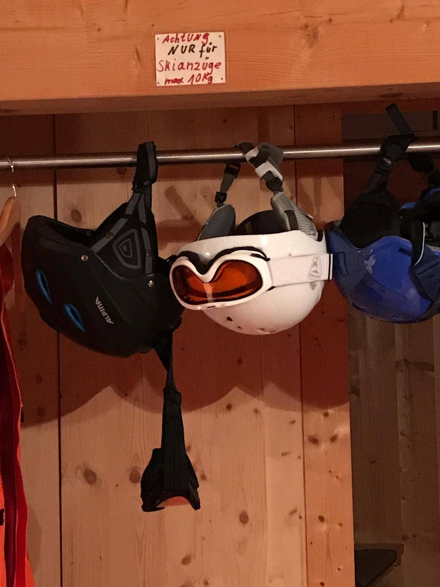 Abstellraum mit Skiausrüstung und Hinweisschild für die Nutzung.