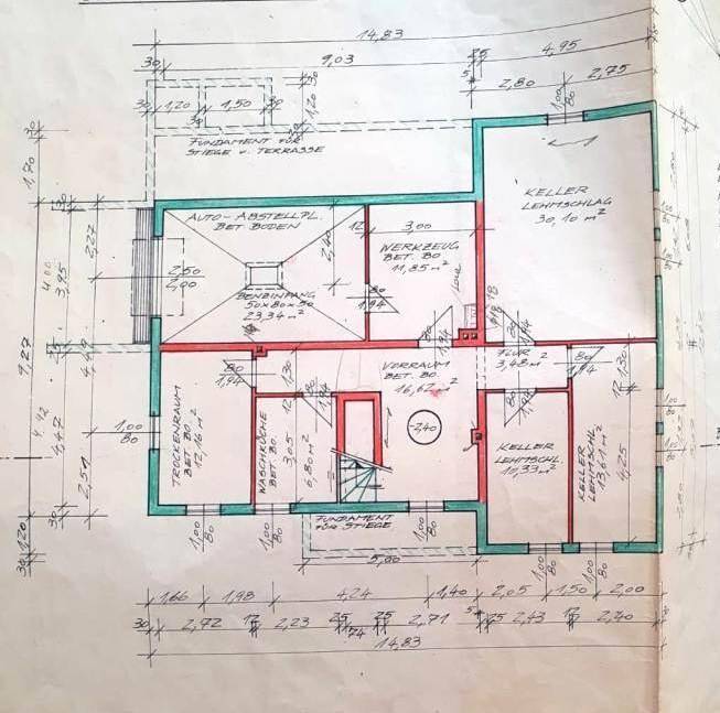 Grundriss des Kellergeschosses mit Abstellräumen, Werkzeugraum und Auto-Abstellplatz.
