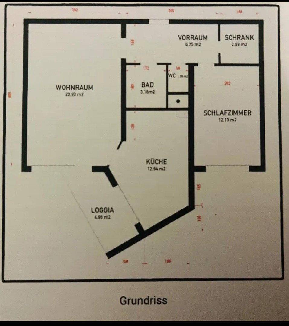 Grundriss einer Wohnung mit Wohnraum, Küche, Schlafzimmer, Bad, WC und Loggia.