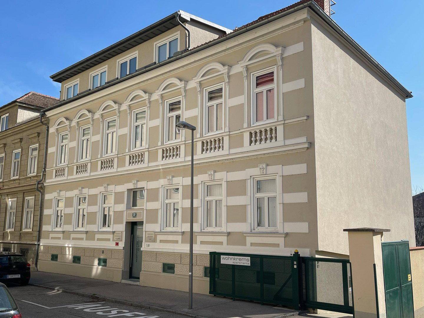 Historisches Gebäude mit renovierter Fassade und modernen Dachfenstern.