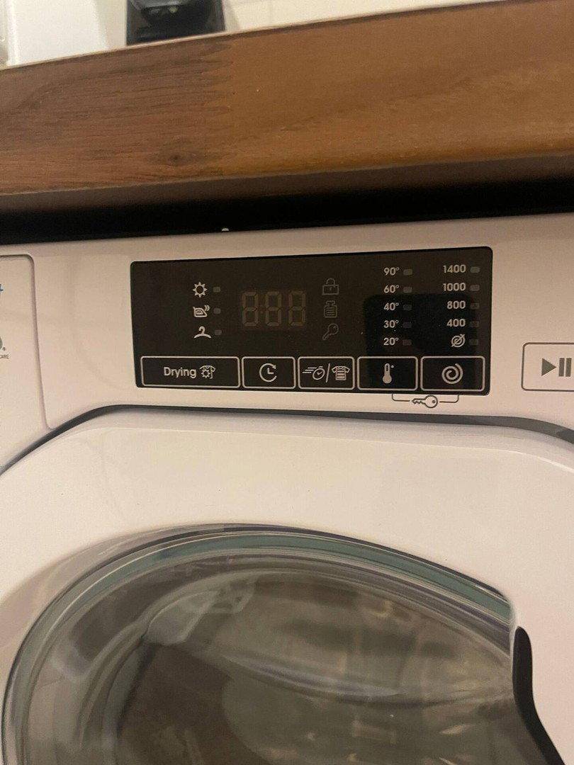 Nahaufnahme des Bedienfelds einer modernen Waschmaschine mit verschiedenen Programmen.