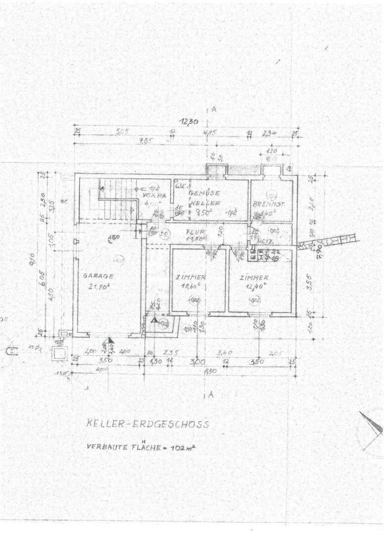 Grundriss des Keller-Erdgeschosses mit Garage, Kellerräumen und zwei weiteren Zimmern.